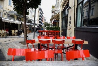 «Νέκρωσε» η Πάτρα: Εικόνες της πόλης με κλειστά όλα τα καφέ και τα εστιατόρια σήμερα Η διαμαρτυρία που έβαλε λουκέτο σε εκατοντάδες καταστήματα Πηγή: www.lifo.gr